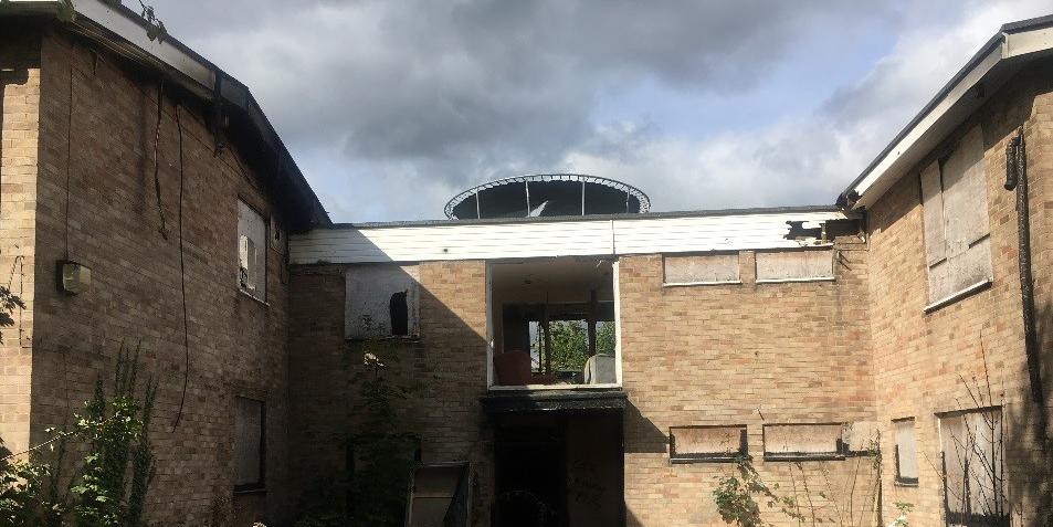 Dangerous structure with trampoline on roof