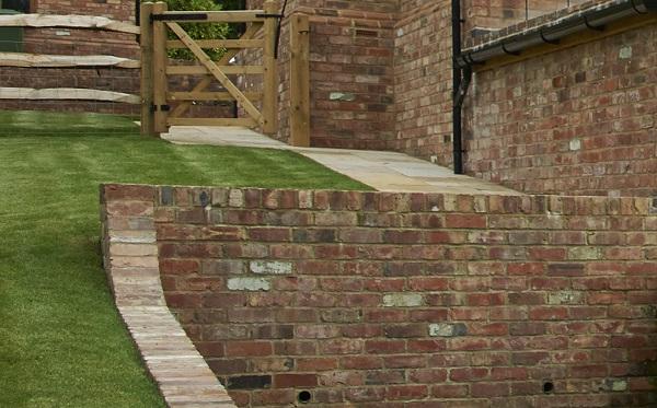 Picture showing a retaining wall