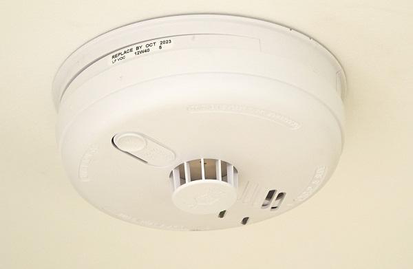 Picture of smoke alarm fixed to the ceiling