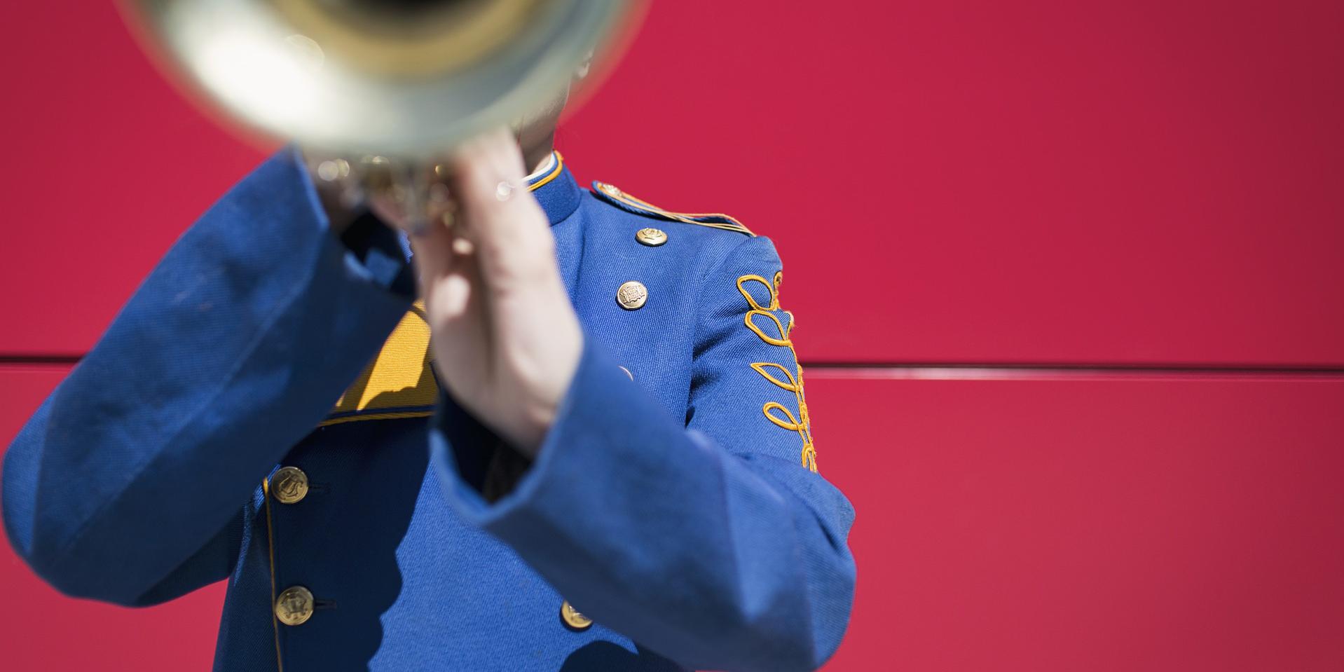 Trumpeter with trumpet and pink wall