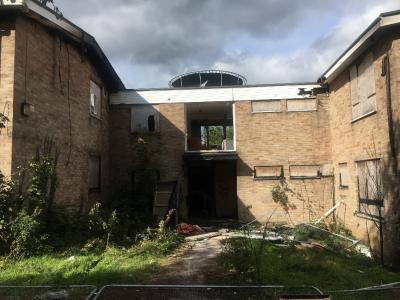 Dangerous structure with trampoline on roof