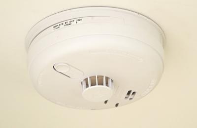 Picture of smoke alarm fixed to the ceiling